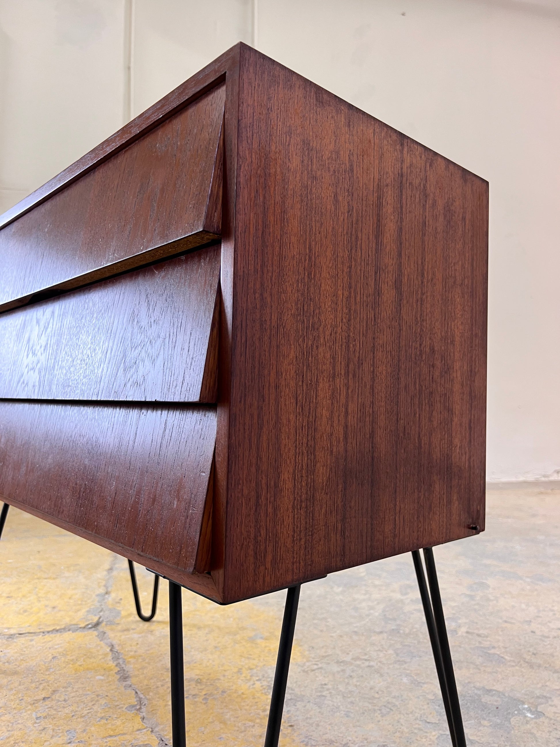 Kommode Nachtschrank Teak auf Hairpinlegs aus Dänemark