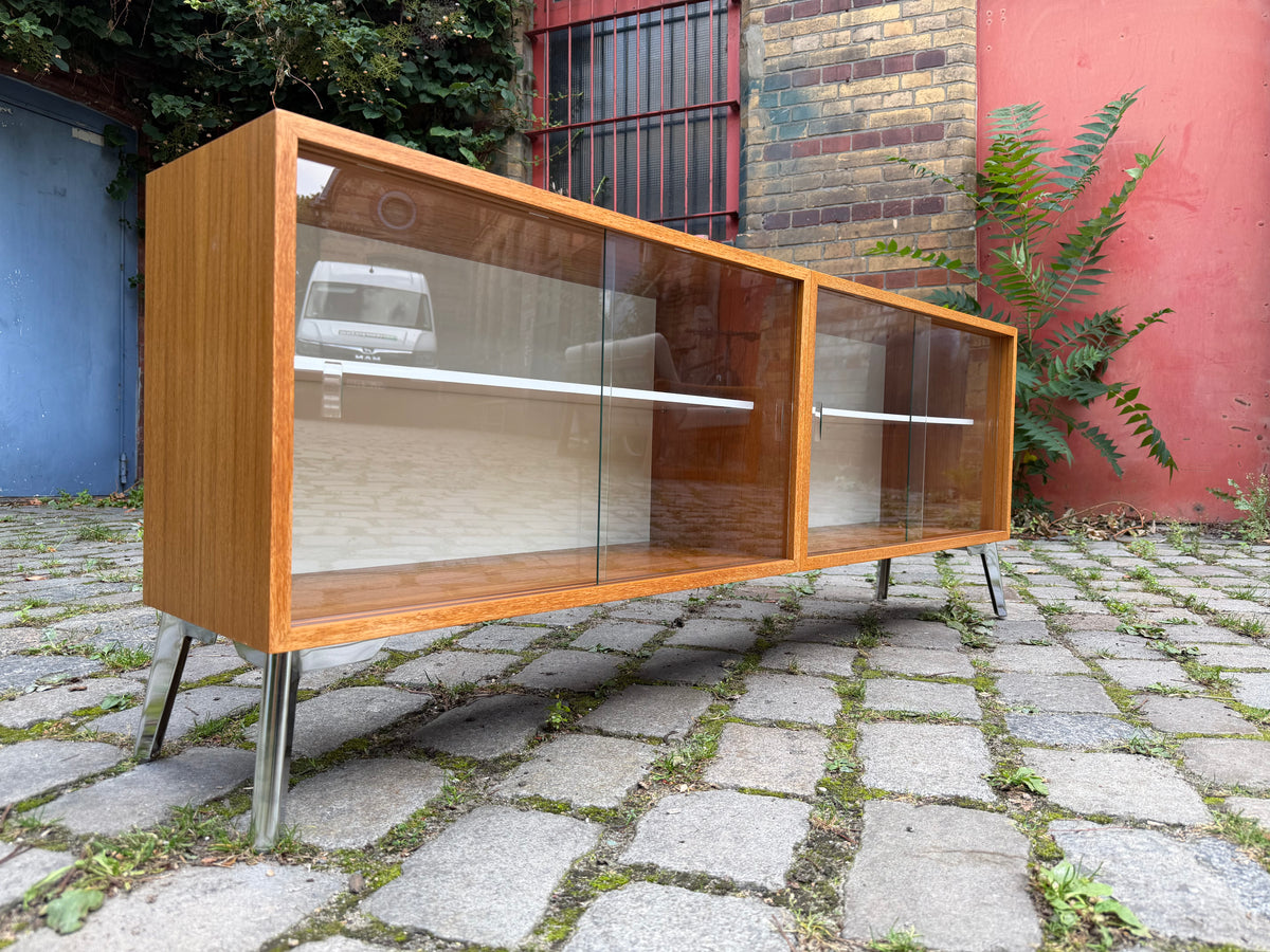 Sideboard Teak mit Vitrine & neuen Chromfüßen