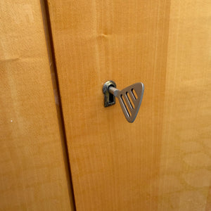 Kleiderschrank Ahorn mit cremefarbener Deckplatte