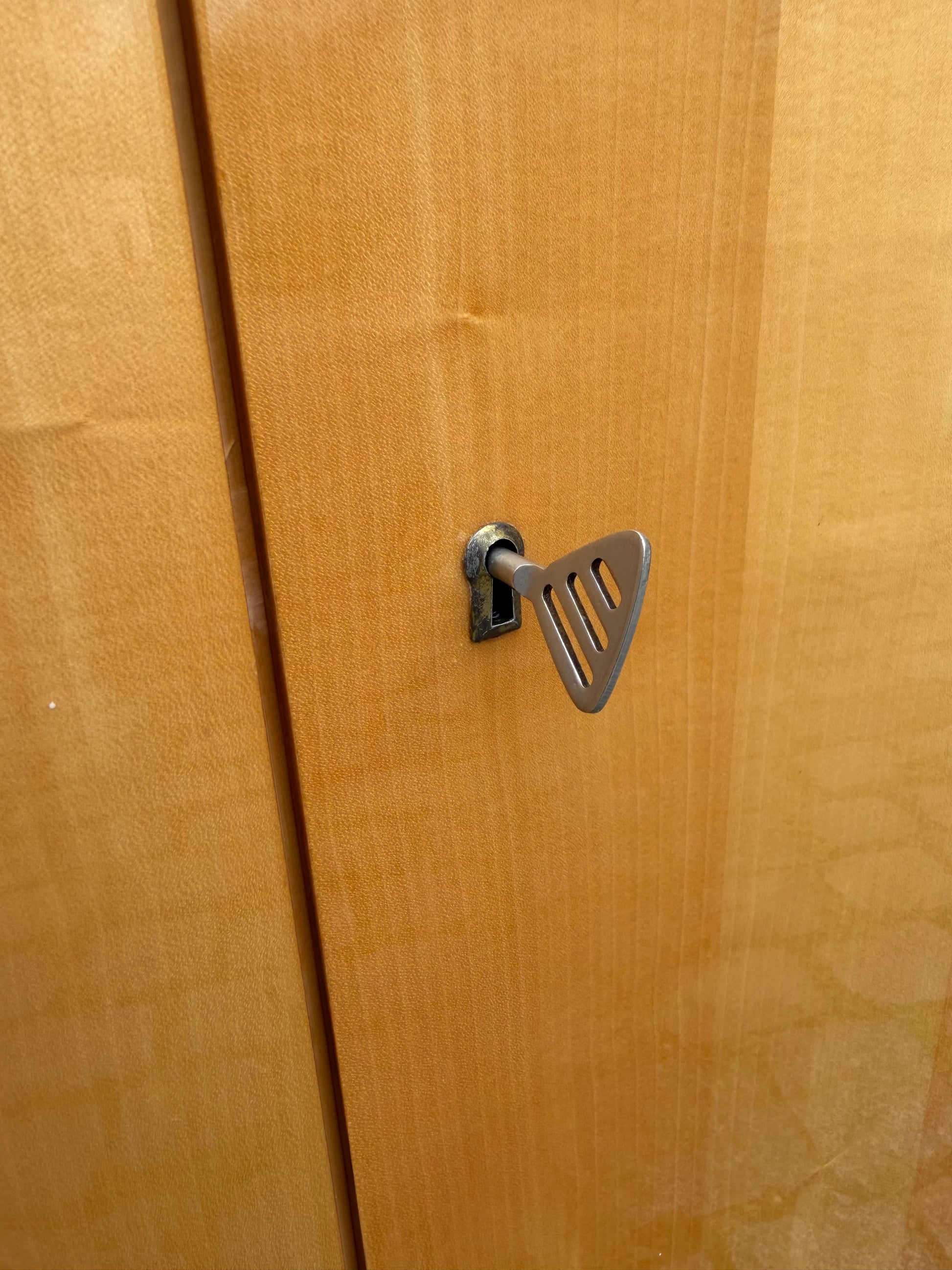 Kleiderschrank Ahorn mit cremefarbener Deckplatte