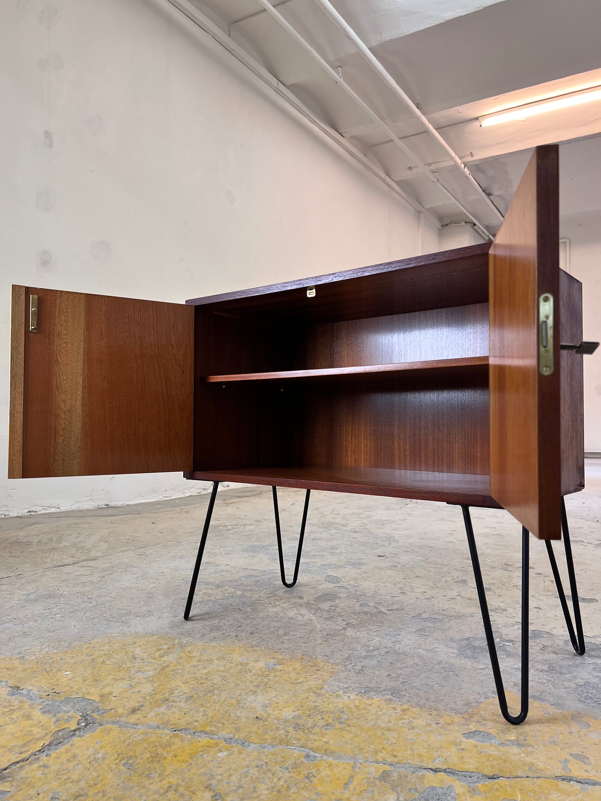 Kommode Teak auf Hairpinlegs aus Dänemark