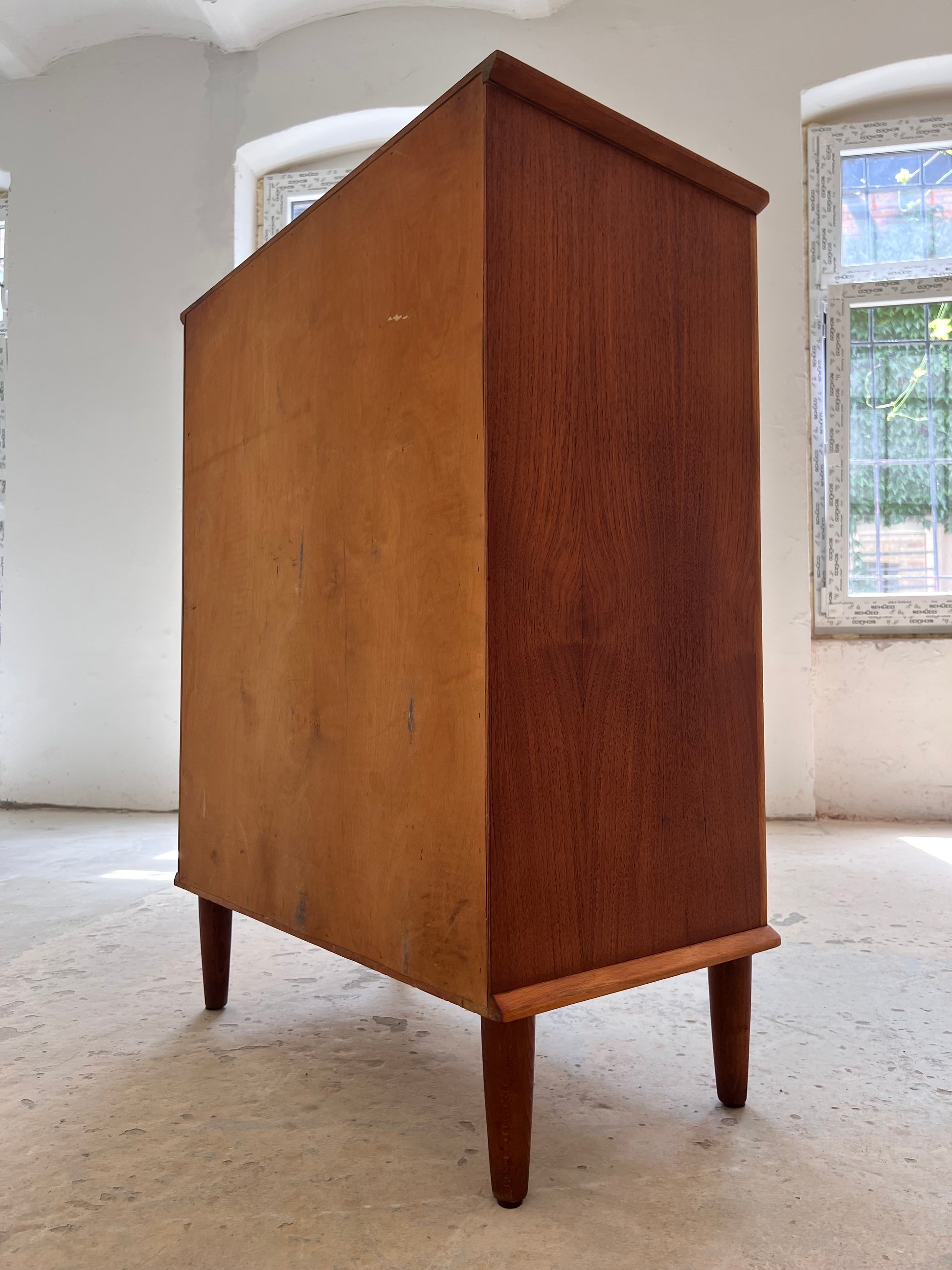 Kommode Teak mit Muschelgriffen & Schloss aus Dänemark
