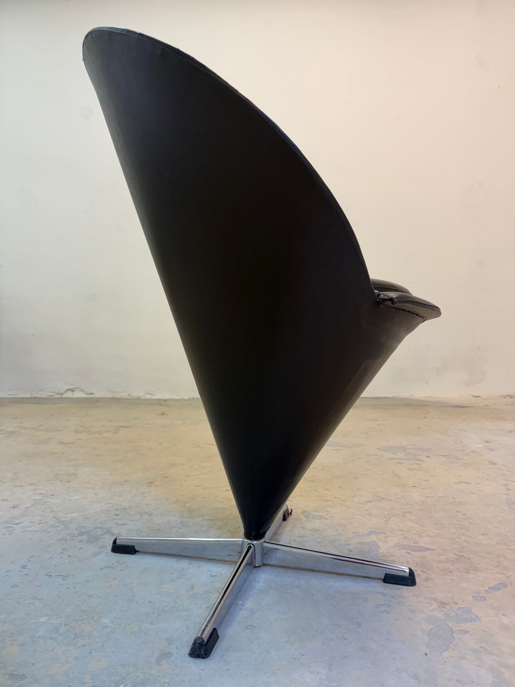 Cone Chair braunes Kunstleder von Verner Panton