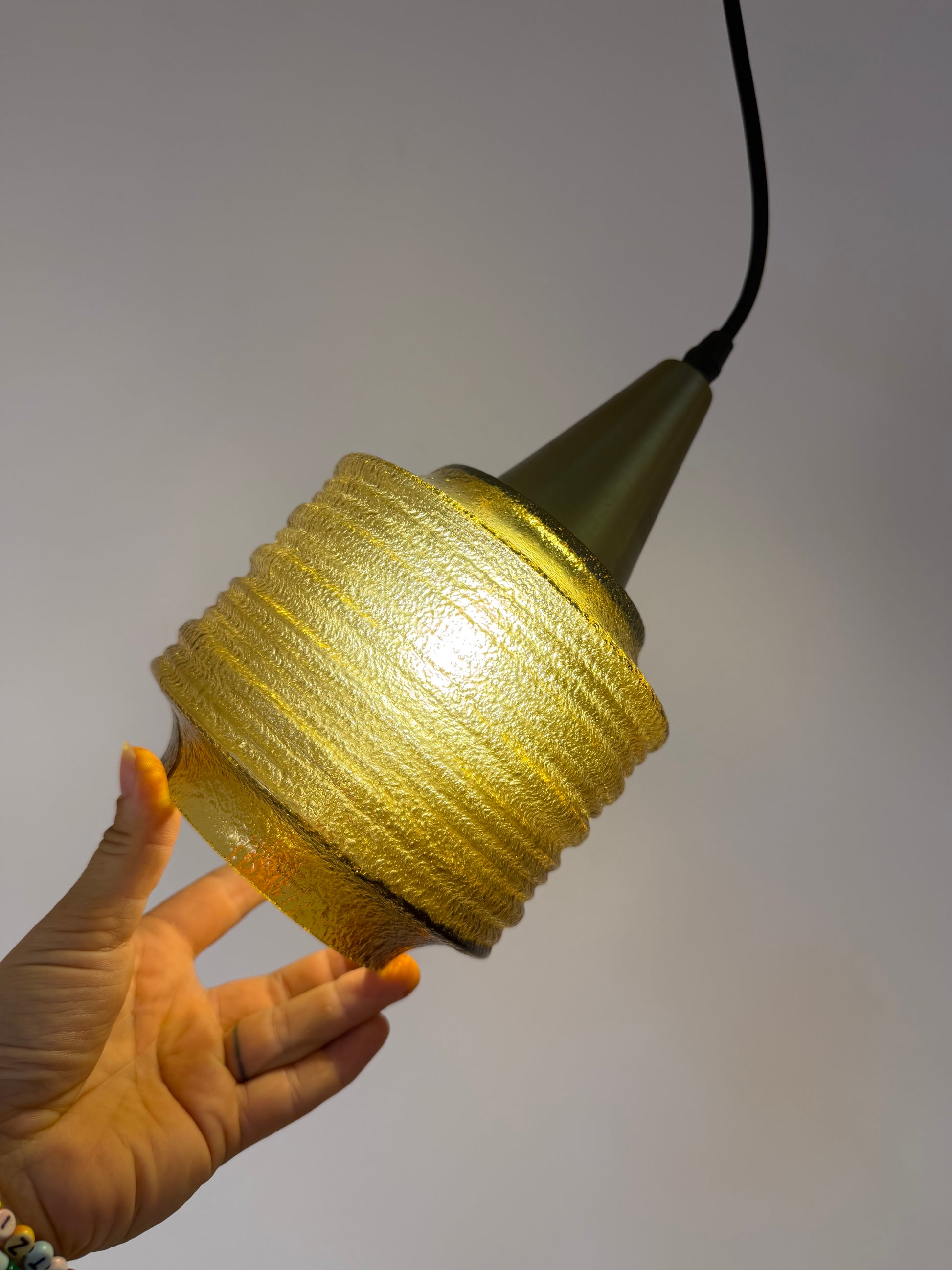 Hängelampe goldbraun Strukturglas Messing aus Dänemark
