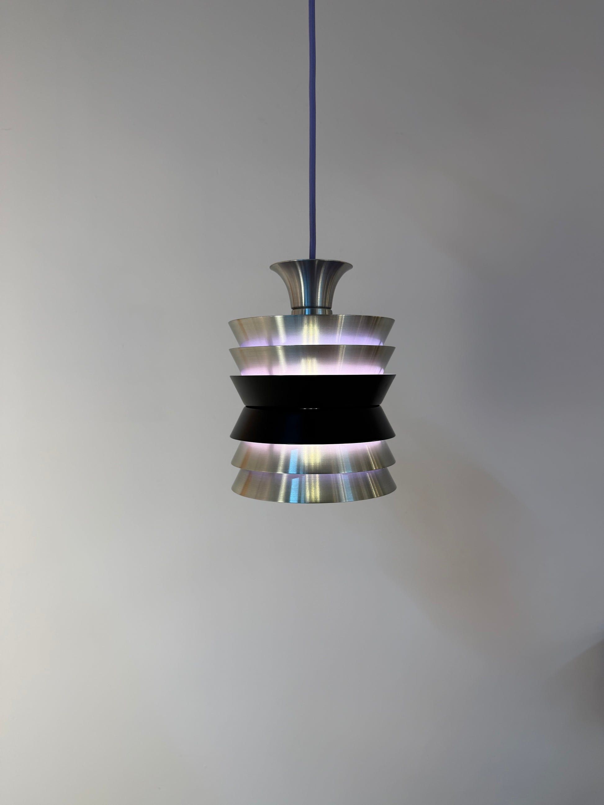 Lamellenlampe Trava silber schwarz lila von Carl Thore für Granhaga