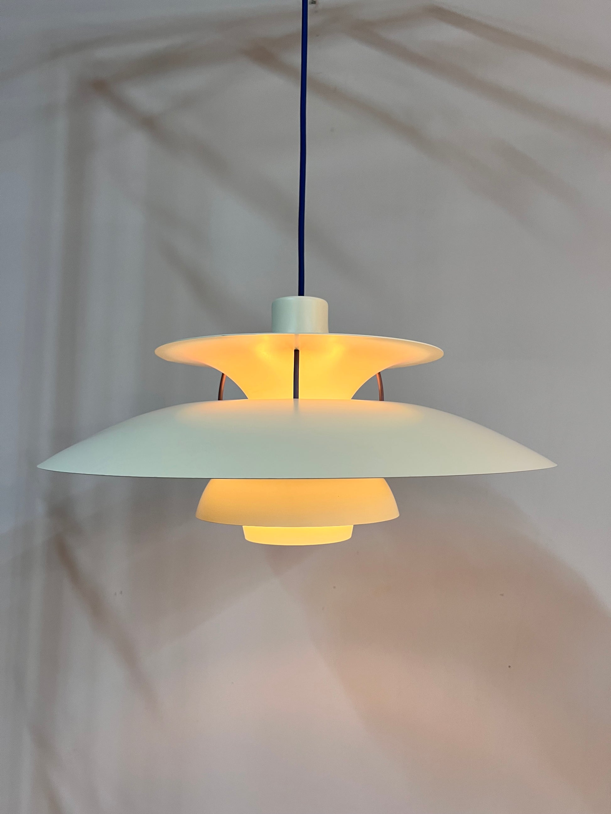 Lamellenlampe PH5 weiß blau von Poul Henningsen für Louis Poulsen