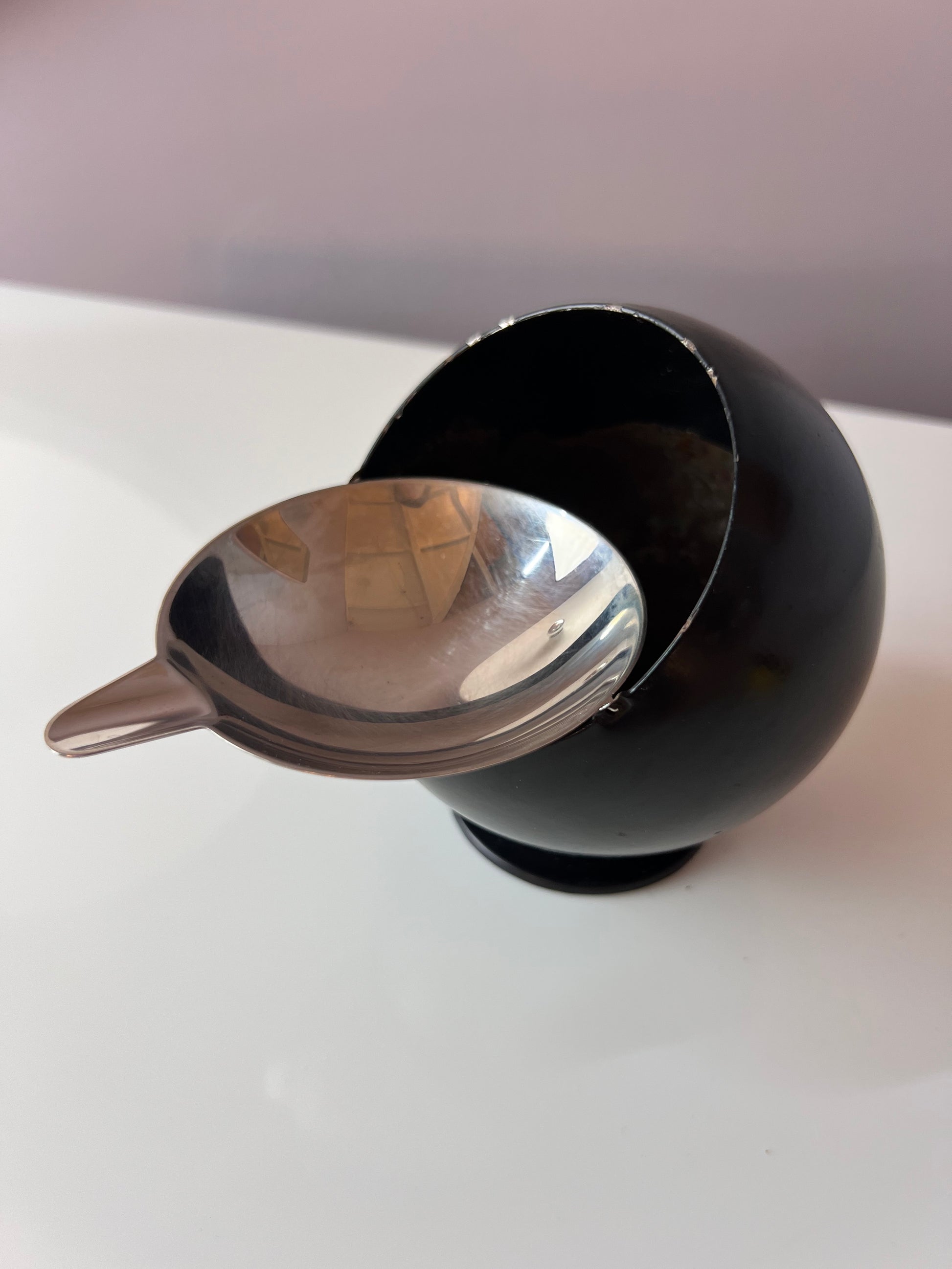 Kugelaschenbecher schwarz Chrom von Quist