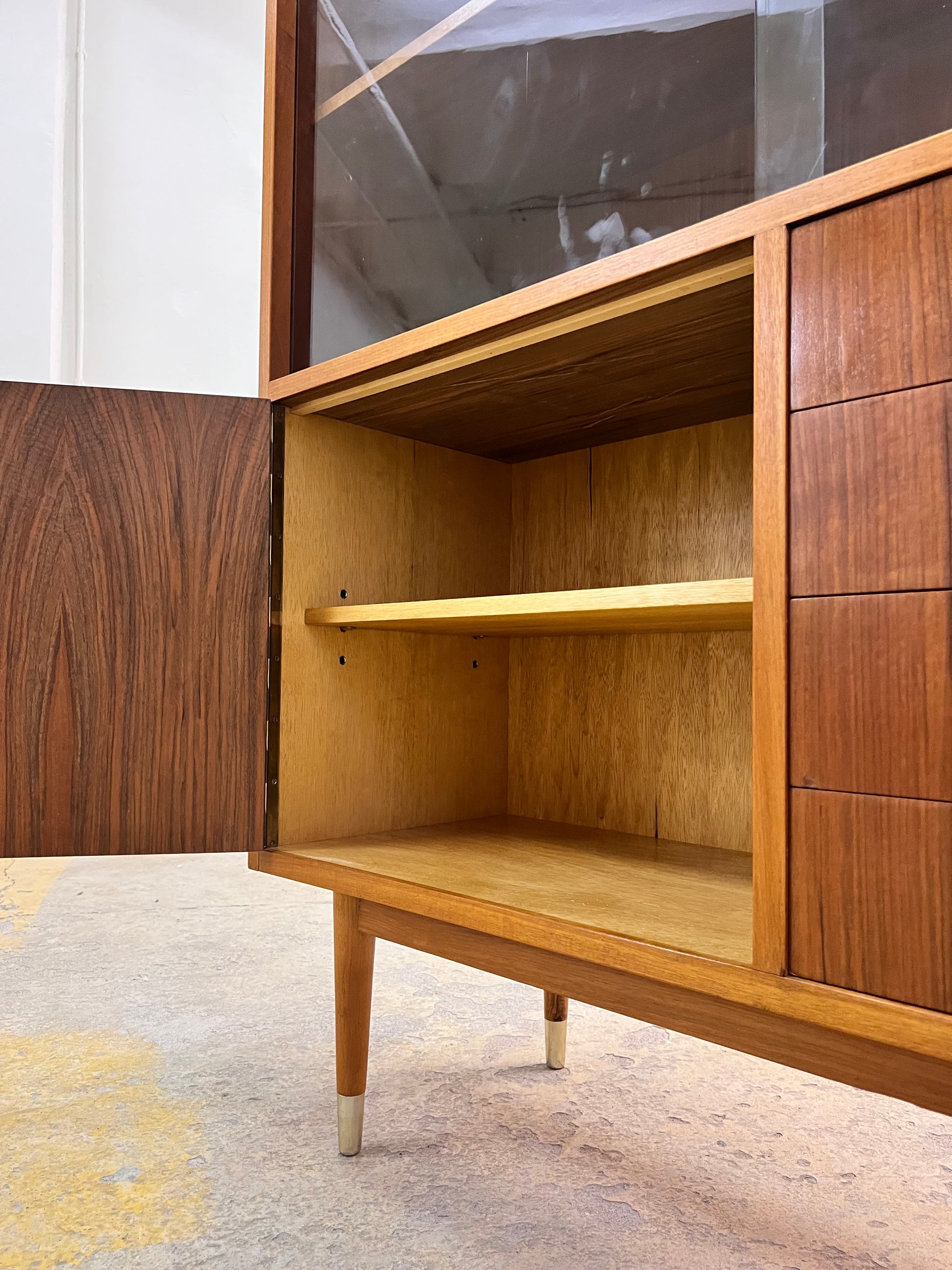 Vitrinenschrank Nussbaum von Deutsche Werkstätten Hellerau