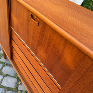 Highboard Teak mit Klappfach & Schiebetüren auf Dänemark