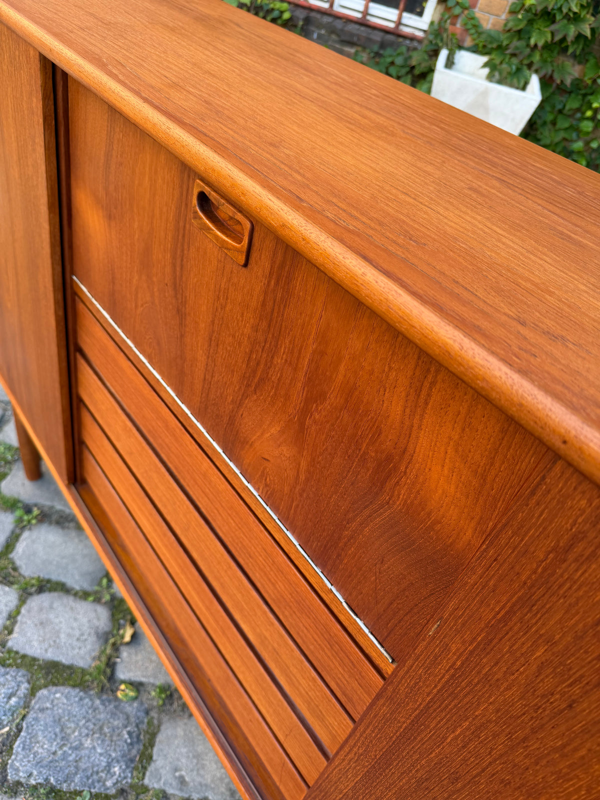Highboard Teak mit Klappfach & Schiebetüren auf Dänemark