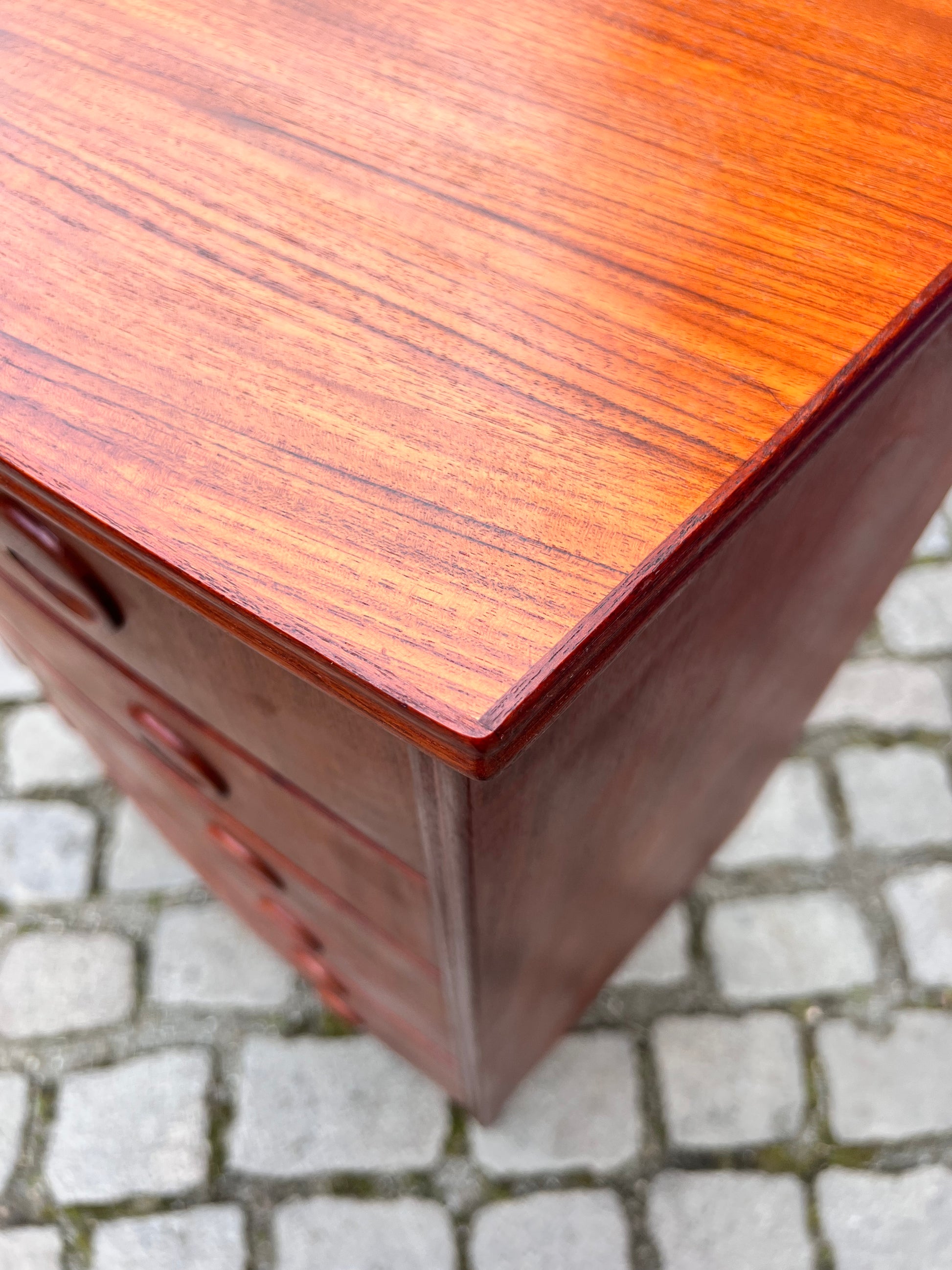 Kommode Teak mit gerundeter Front aus Dänemark