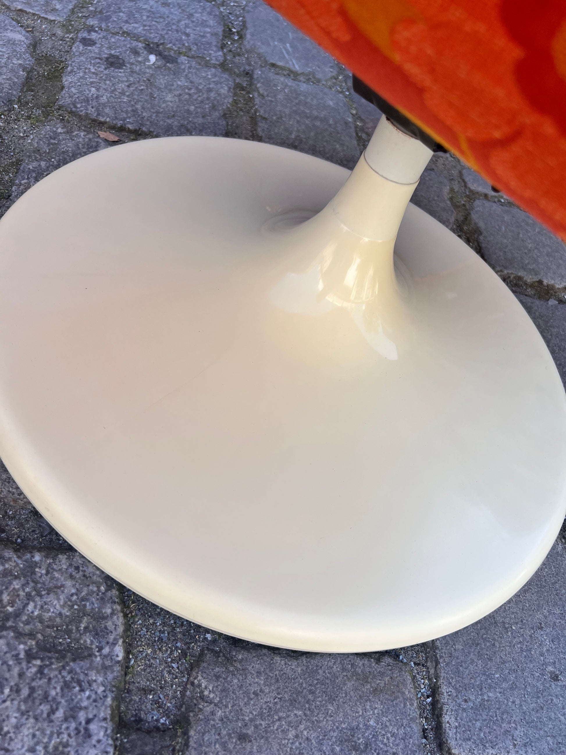Sessel mit Tulpenfuß orange creme 70er