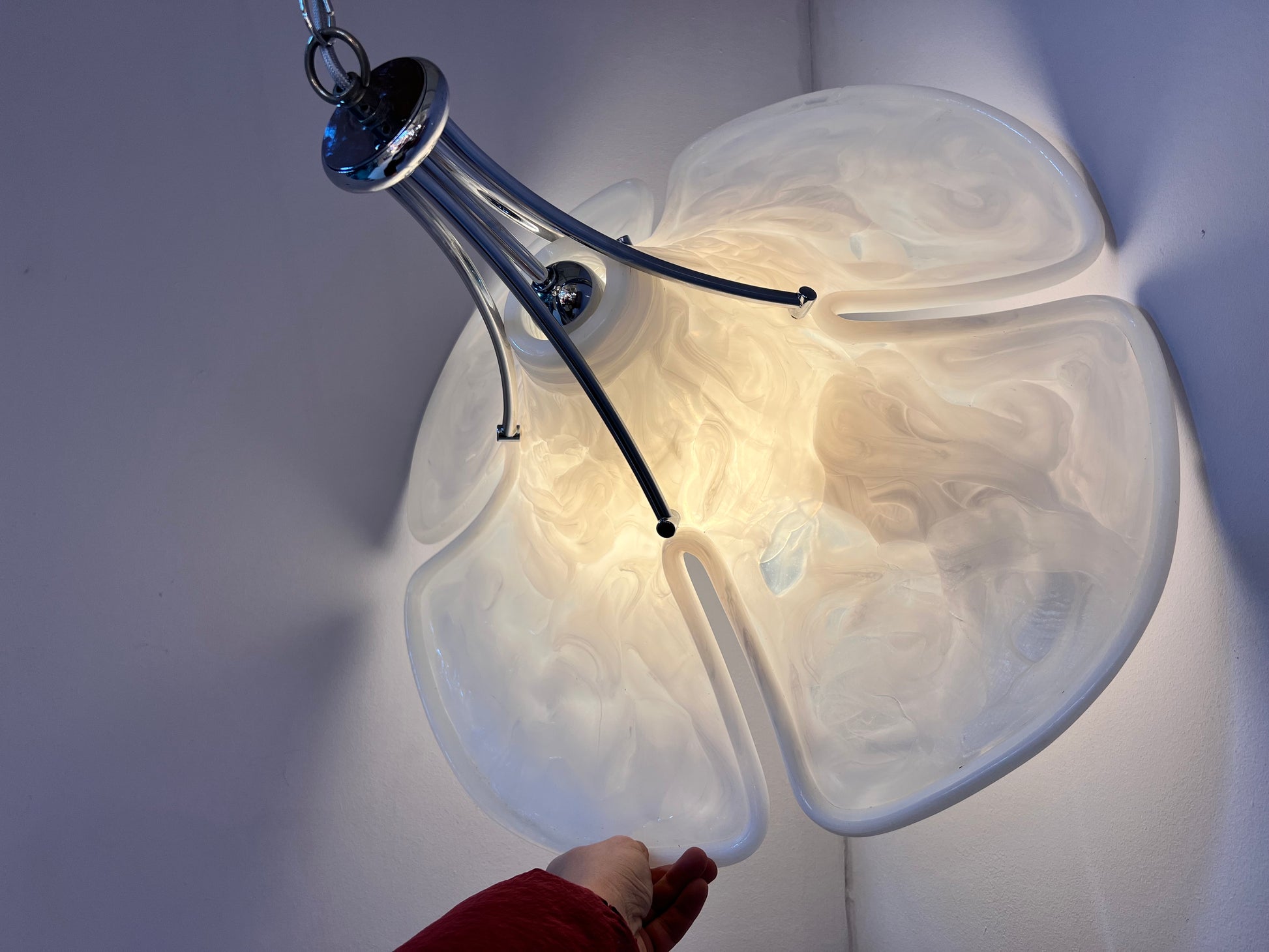 Hängelampe Blume weiß Chrom Kunststoff handgearbeitet von COSACK