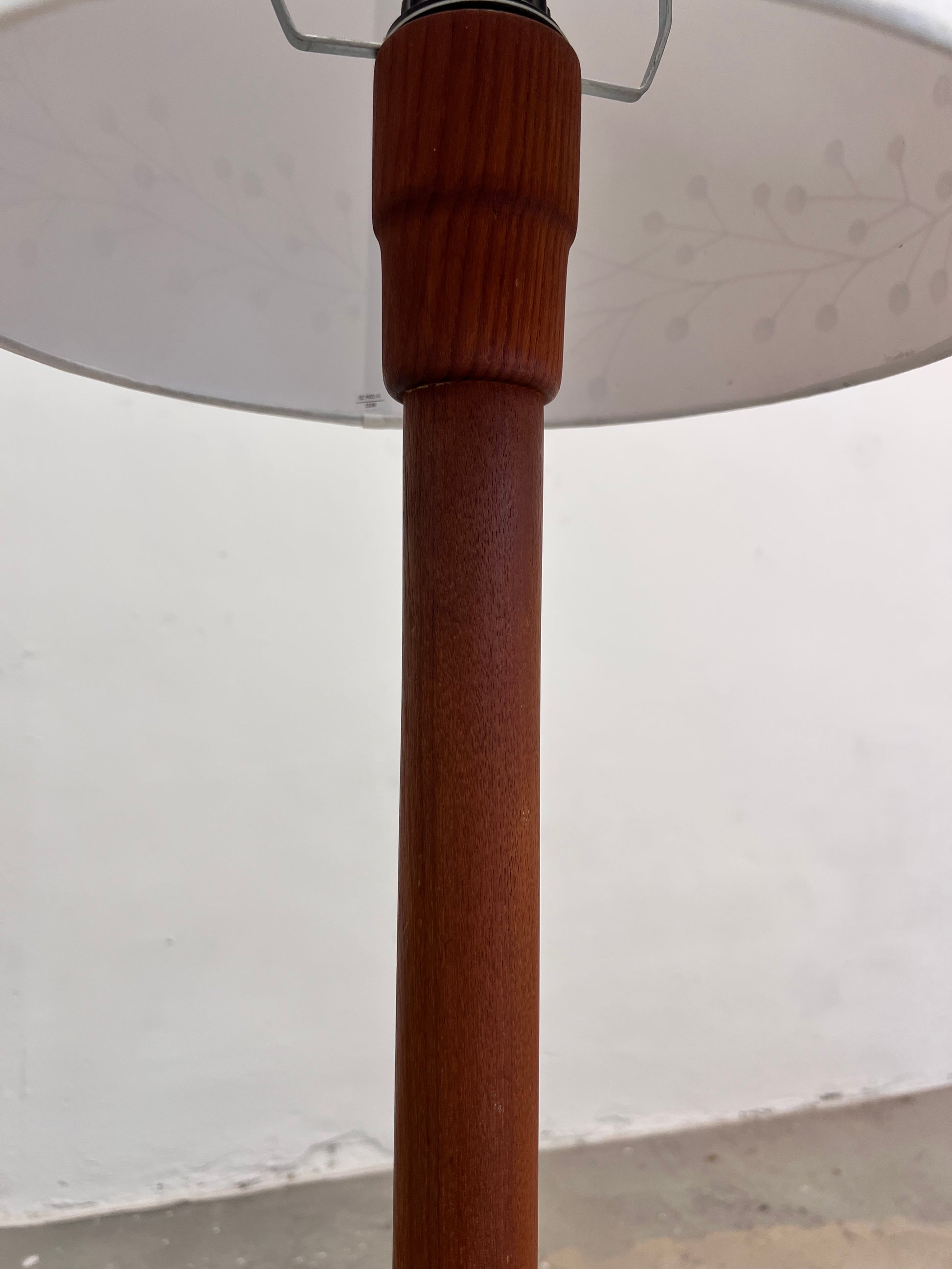 Stehlampe Teak mit verziertem Stoffschirm aus Dänemark