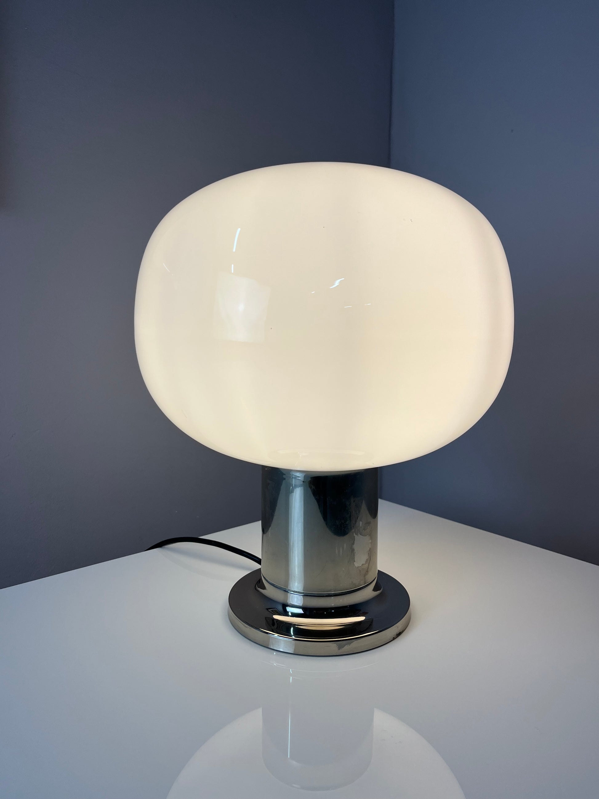 Mushroom Tischlampe Opalglas Chrom von Doria
