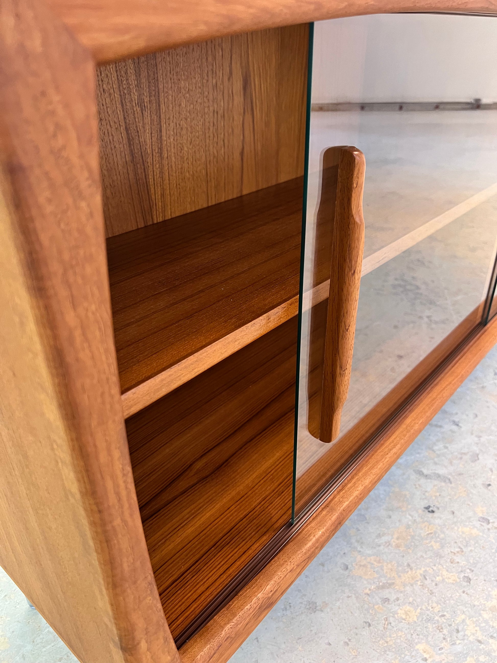Sideboard Vitrine Teak mit Chromfüßen von Dyrlund