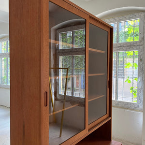 Vitrine Teak mit Schiebetüren von Hundevad