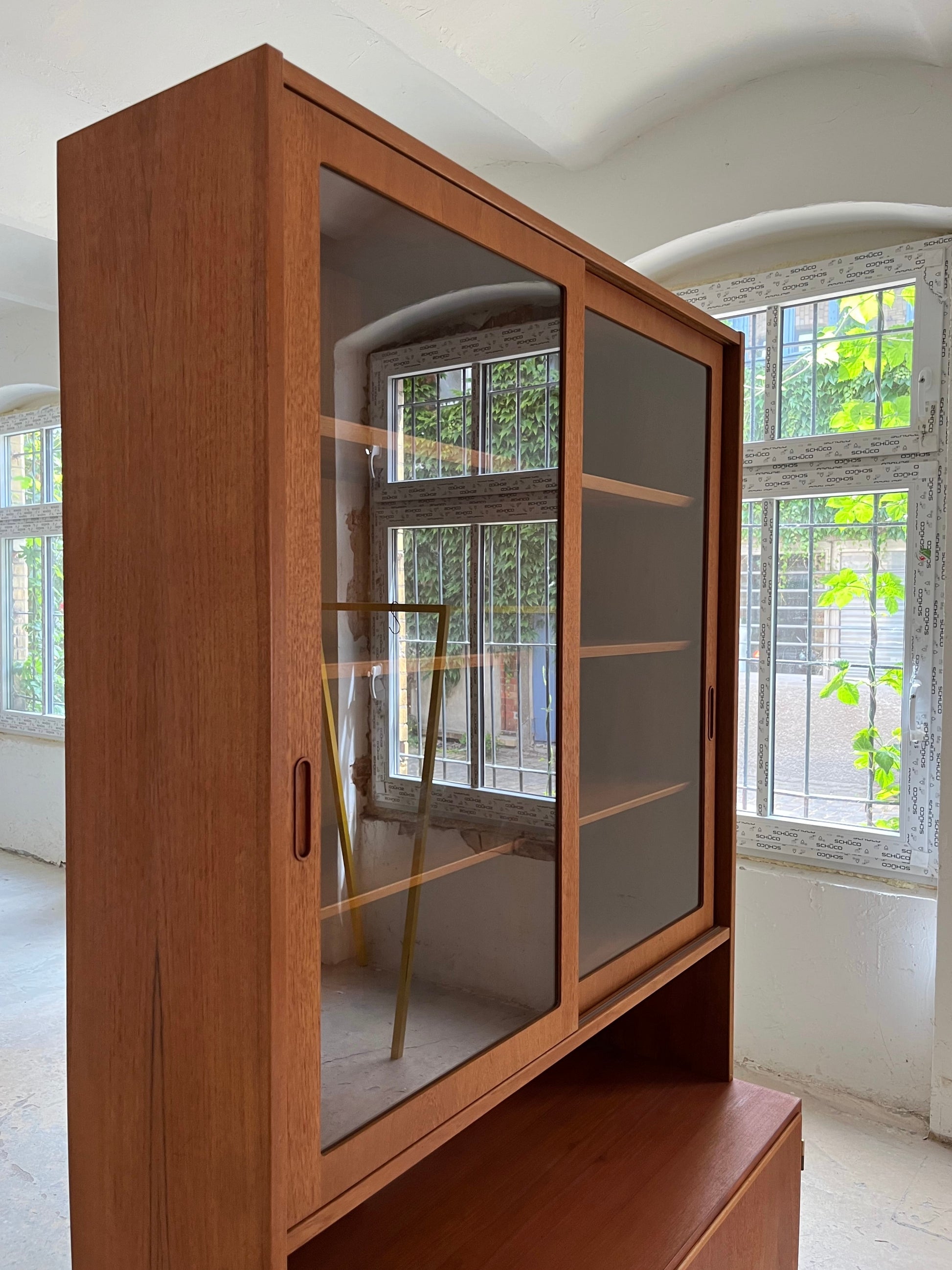 Vitrine Teak mit Schiebetüren von Hundevad
