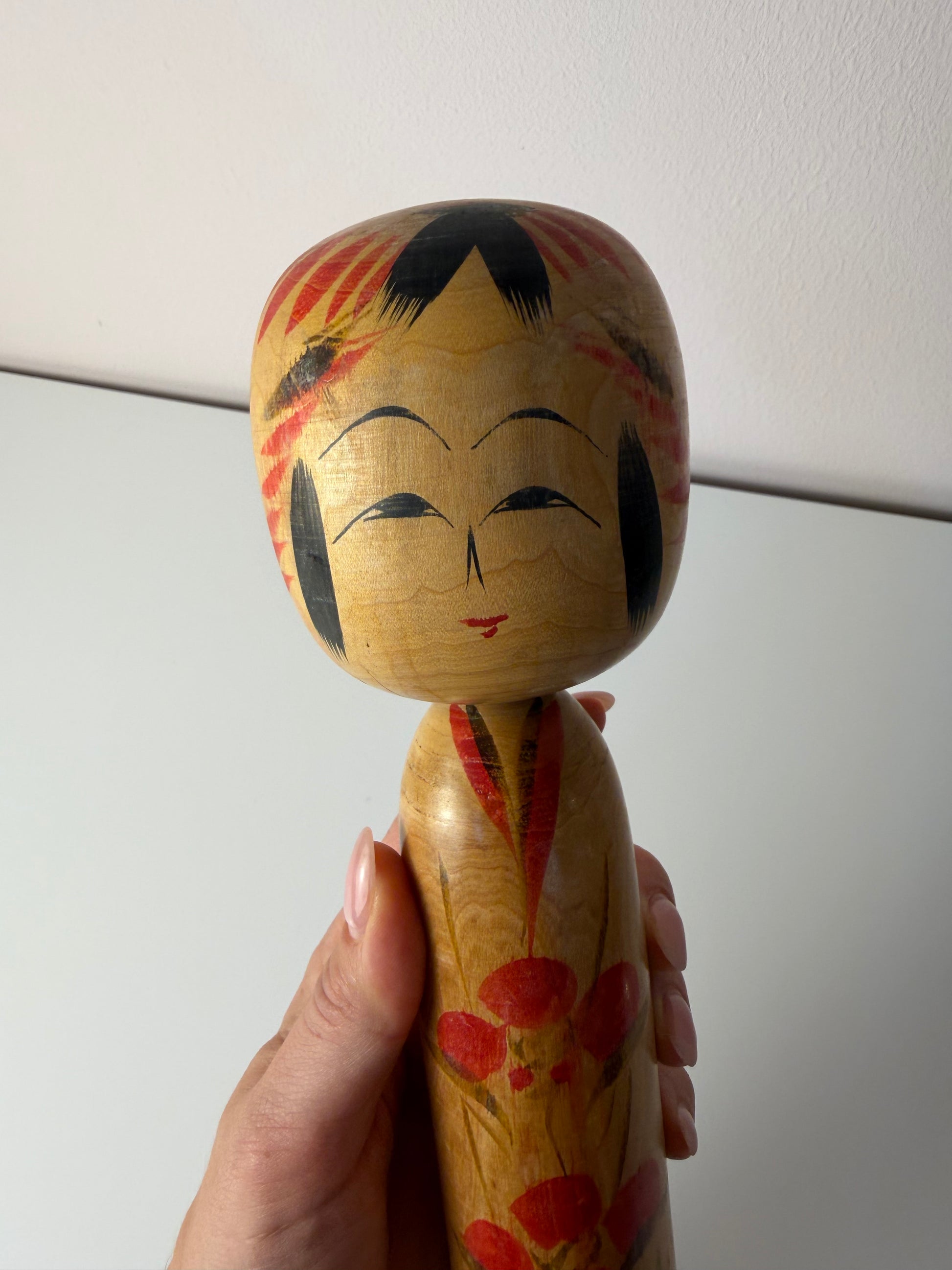 Japanische Kokeshi Holzfigur handbemalt