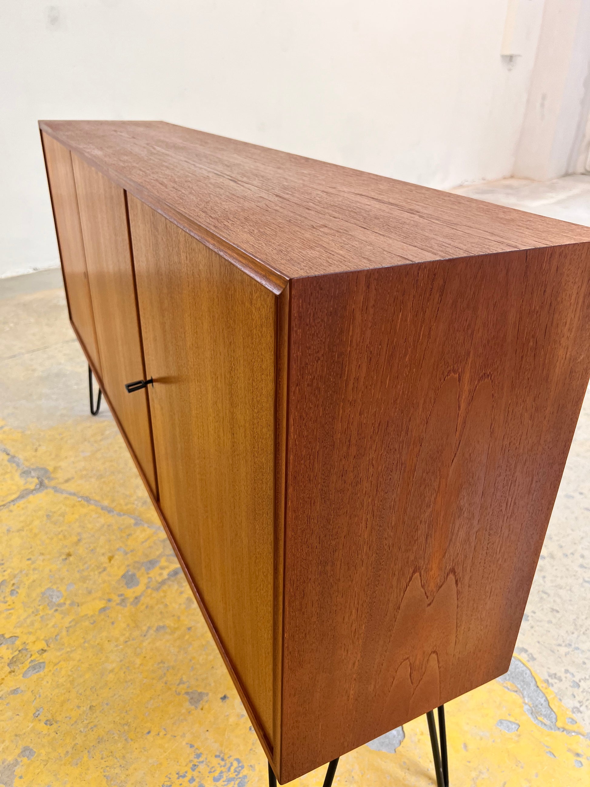 Sideboard Teak auf Hairpinlegs von rt Möbel