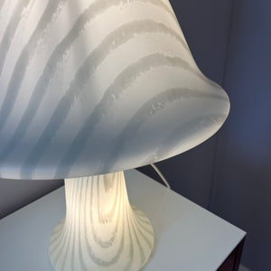 Pilzlampe weiß mit Zebramuster von Peill & Putzler