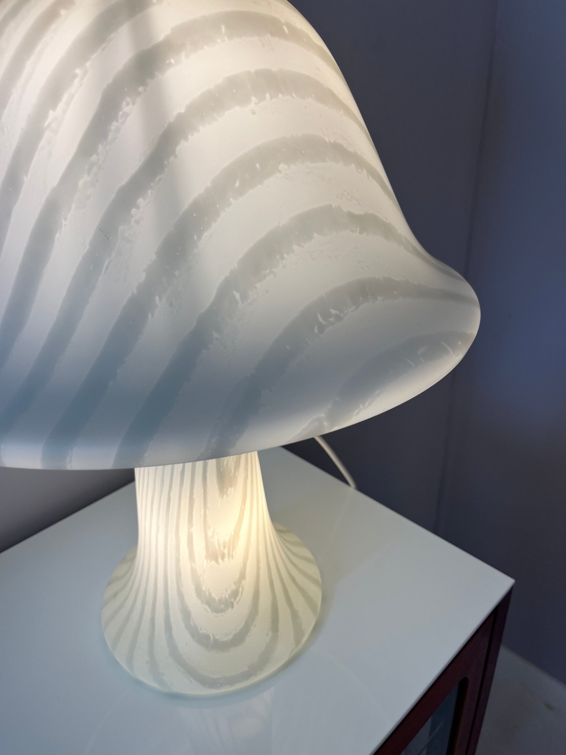 Pilzlampe weiß mit Zebramuster von Peill & Putzler