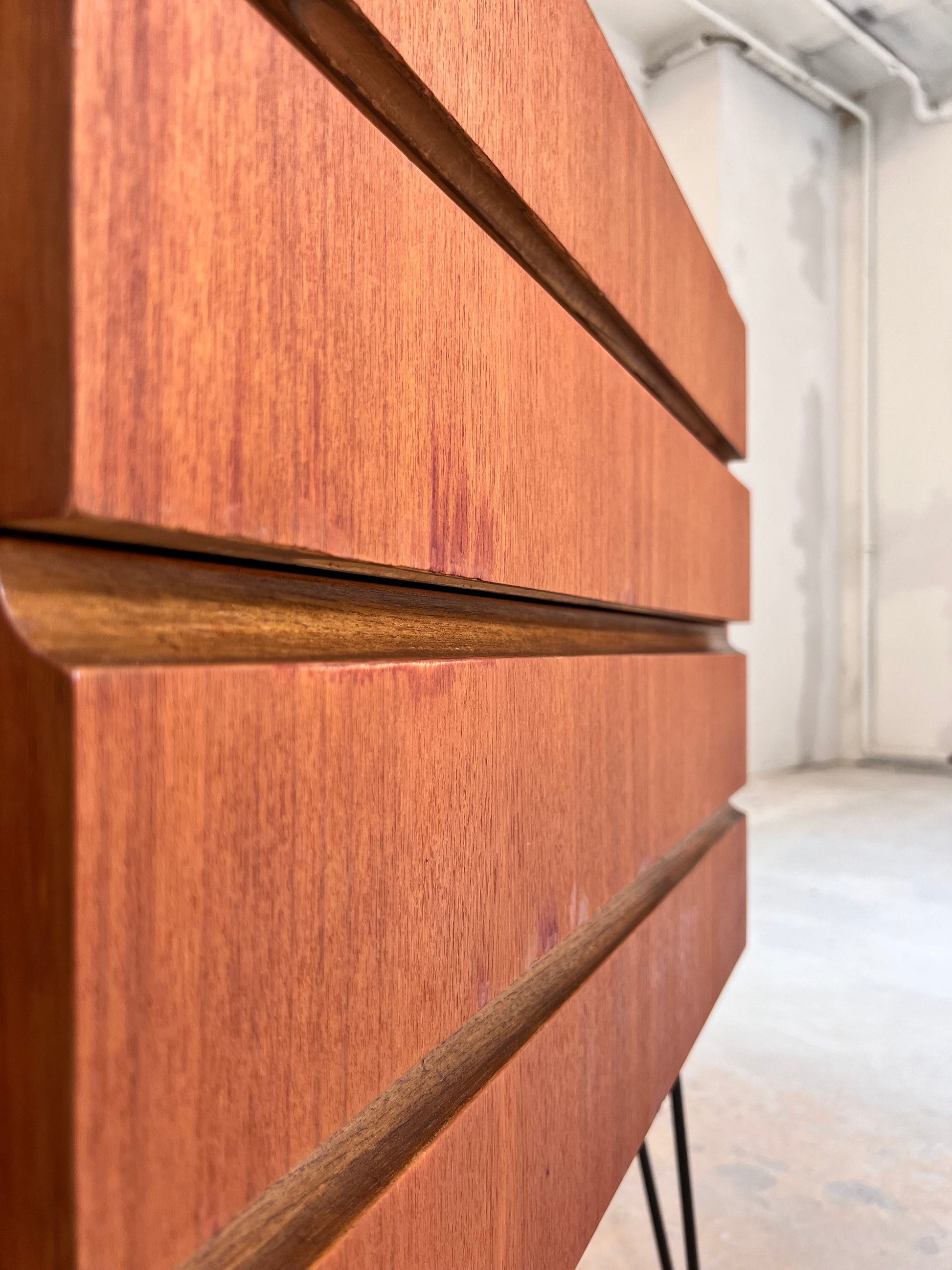 Kommode Teak auf Hairpinlegs von IDEE Möbel