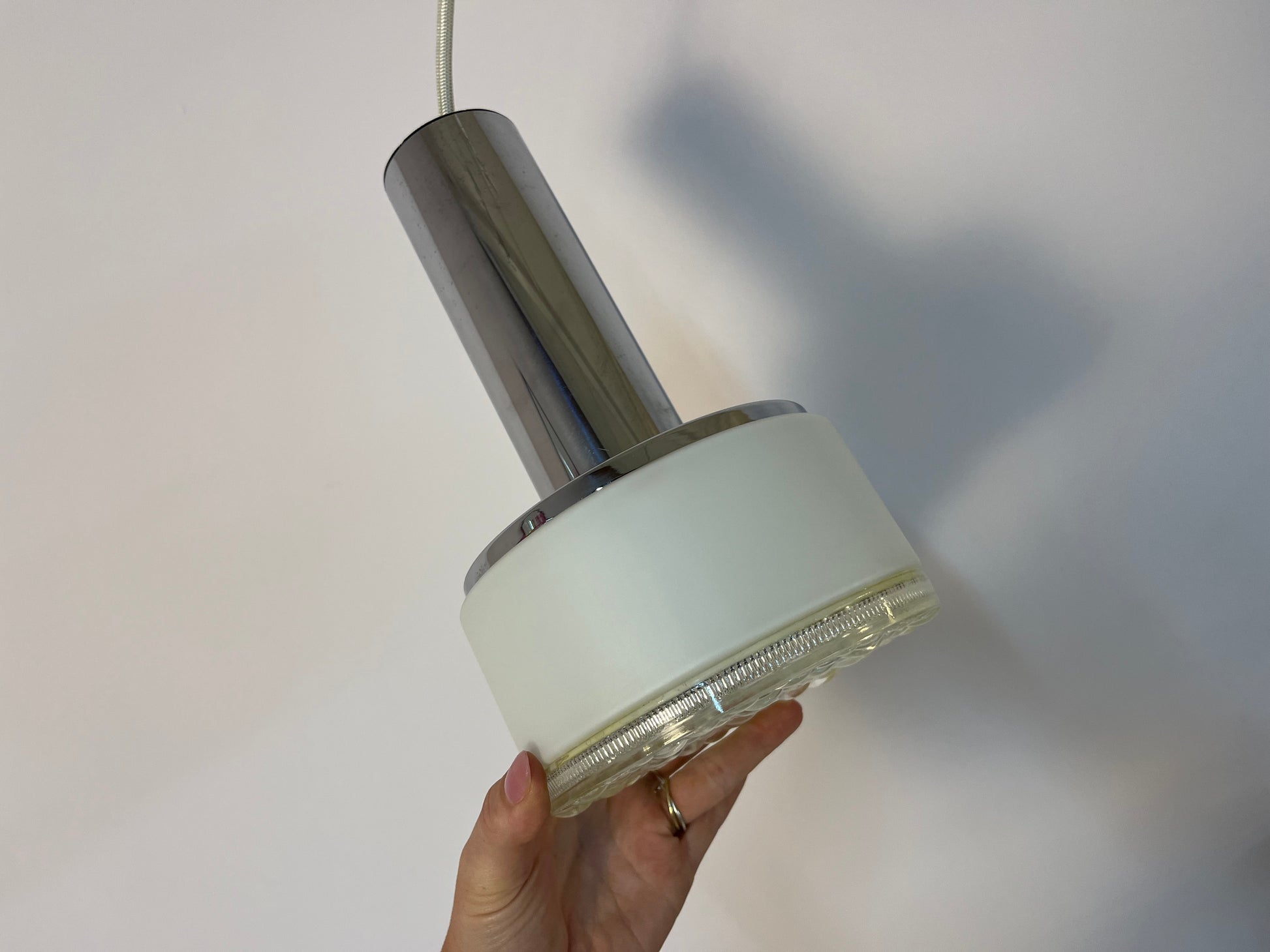 Hängelampe weiß Glas Chrom aus den Niederlanden