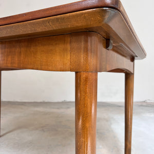 Ausziehbarer Esstisch mit Teak Tischplatte und Nussbaum Gestell