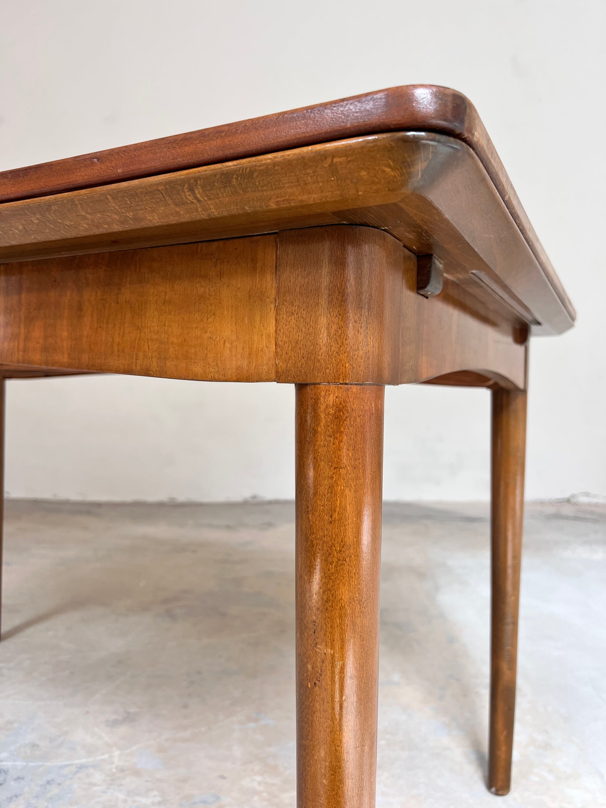 Ausziehbarer Esstisch mit Teak Tischplatte und Nussbaum Gestell