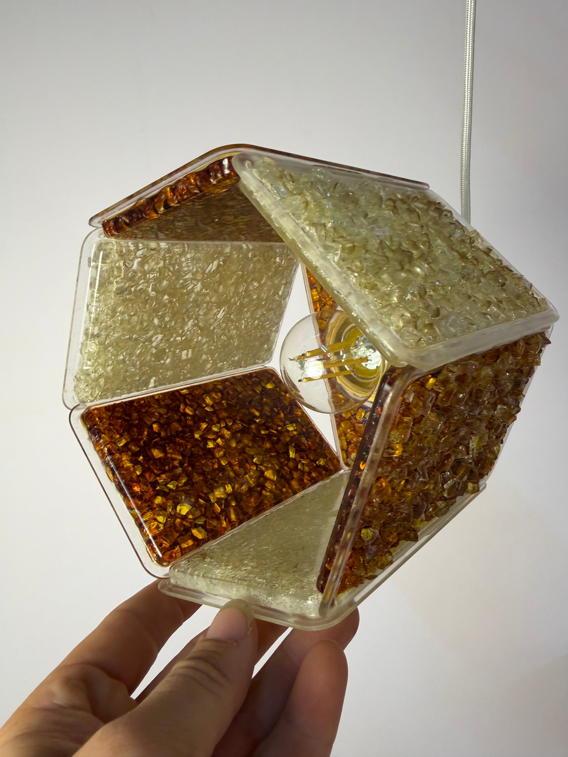 Hängelampe Hexagon braun weiß Acrylglas in Granitoptik von Roland Konst