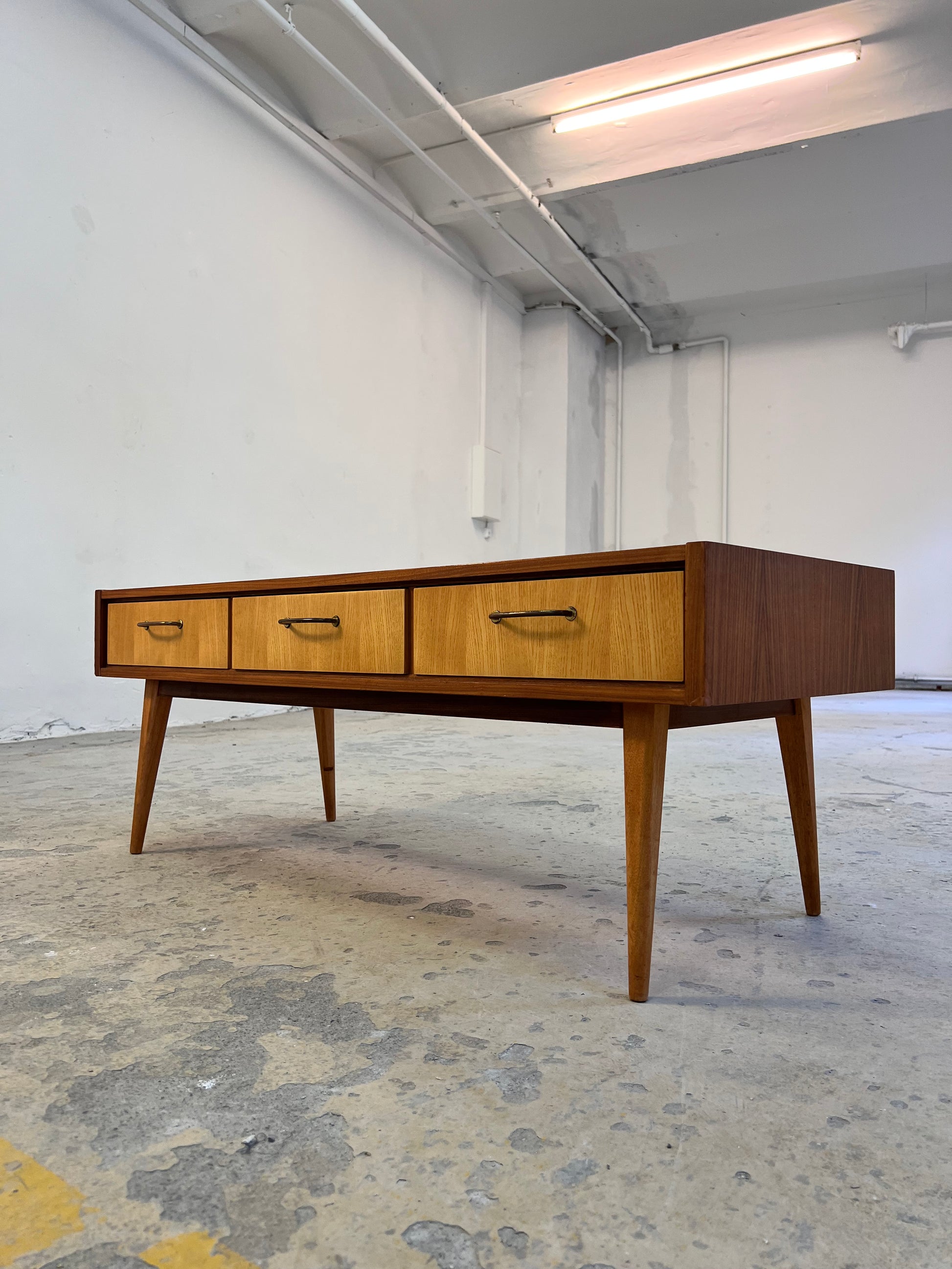 Kleines Lowboard Esche Teak