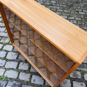 Vitrine Esche mit neuen Chromfüßen von Hellerau