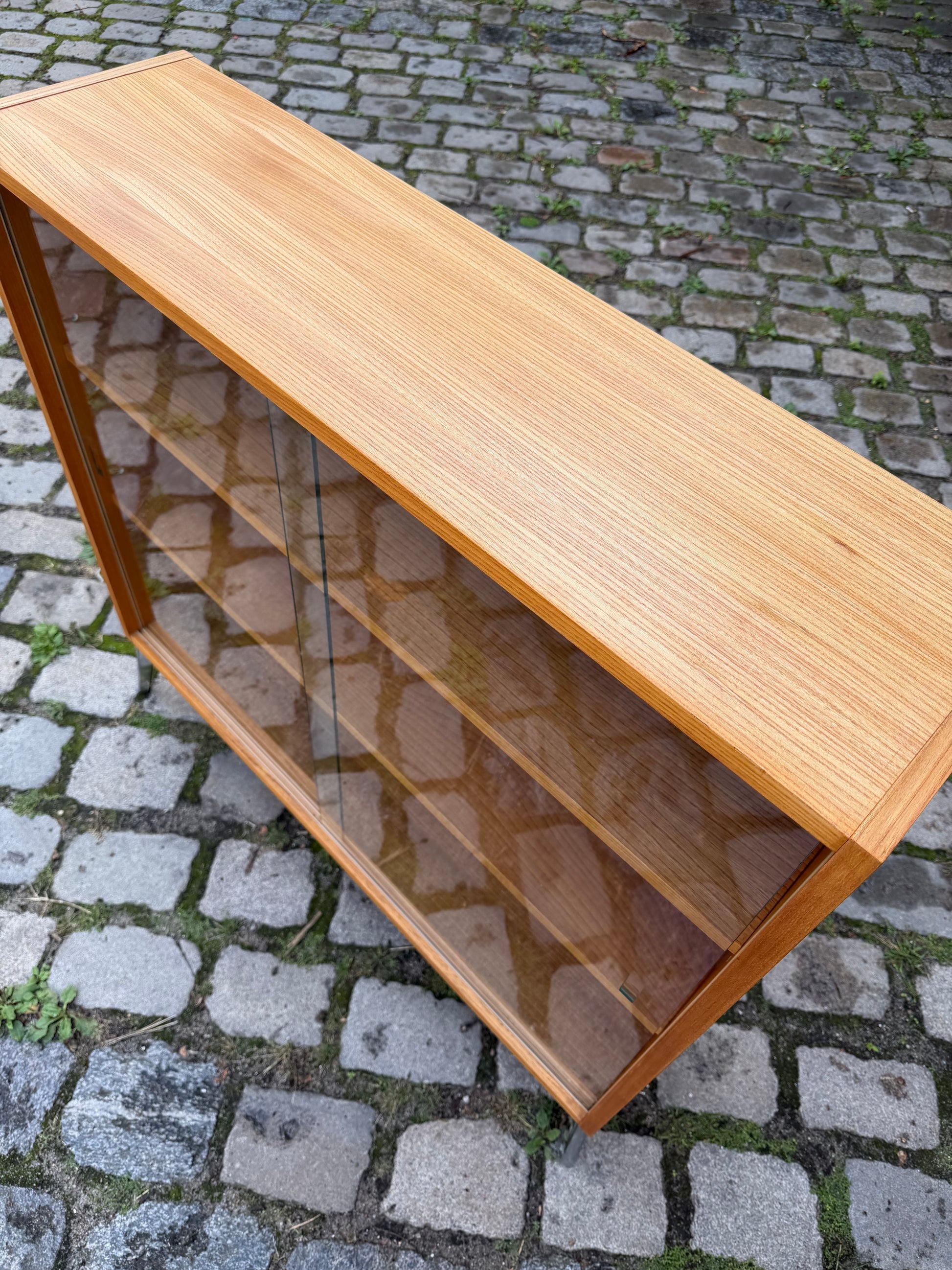 Vitrine Esche mit neuen Chromfüßen von Hellerau