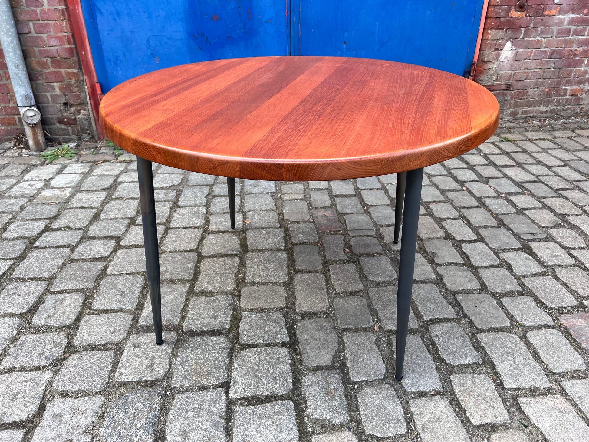 Esstisch Niels Bach mit Füßen von Natural Goods Berlin