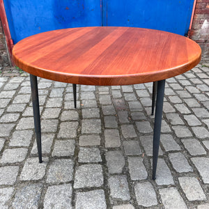 Esstisch Niels Bach mit Füßen von Natural Goods Berlin