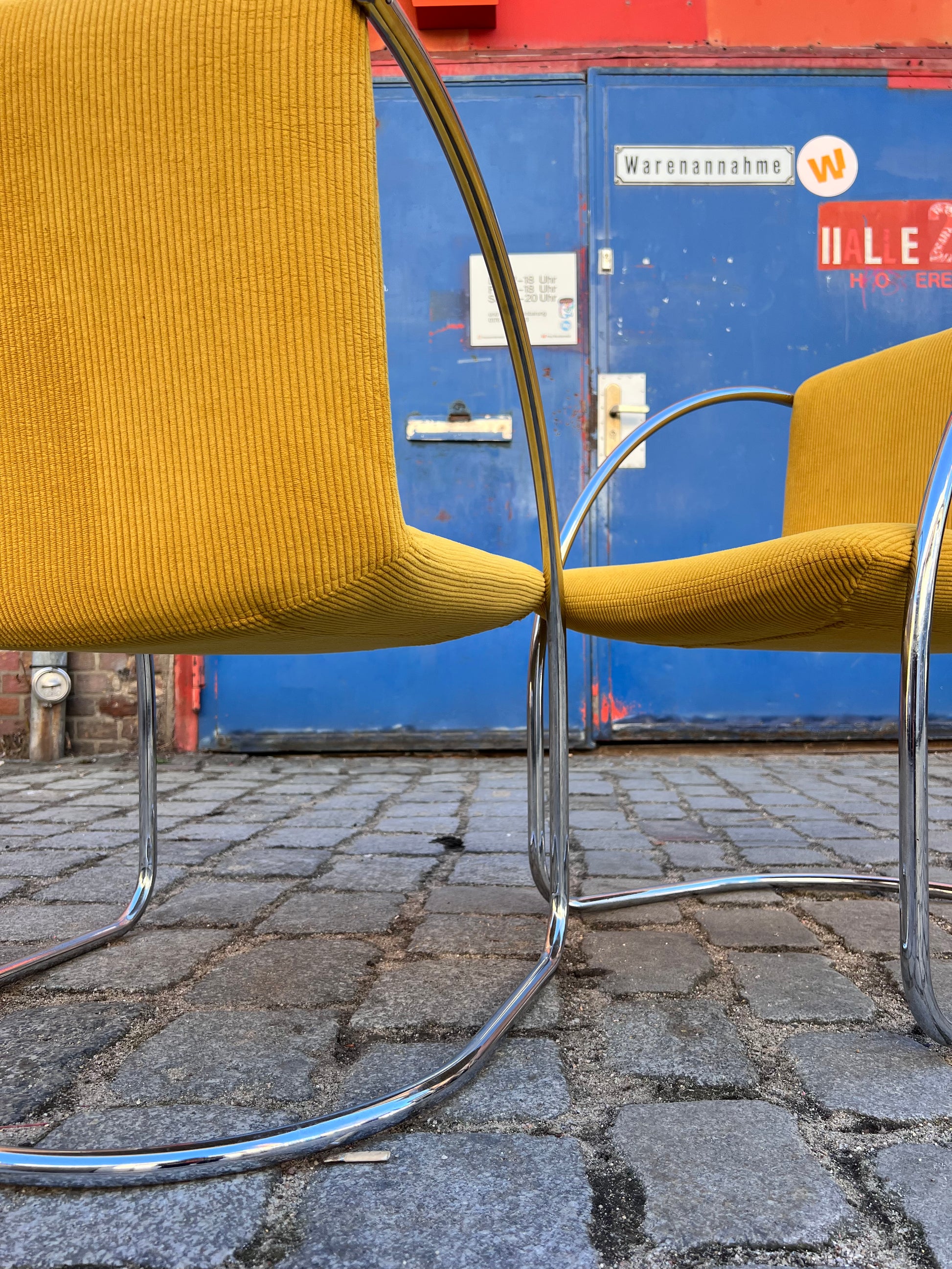 Freischwinger „Lens“ senfgelb Cord & Chrom von Giovanni Offredi für Saporiti Italia