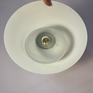 Lamellenlampe weiß mit marmorierter Glaslamelle von Jeka