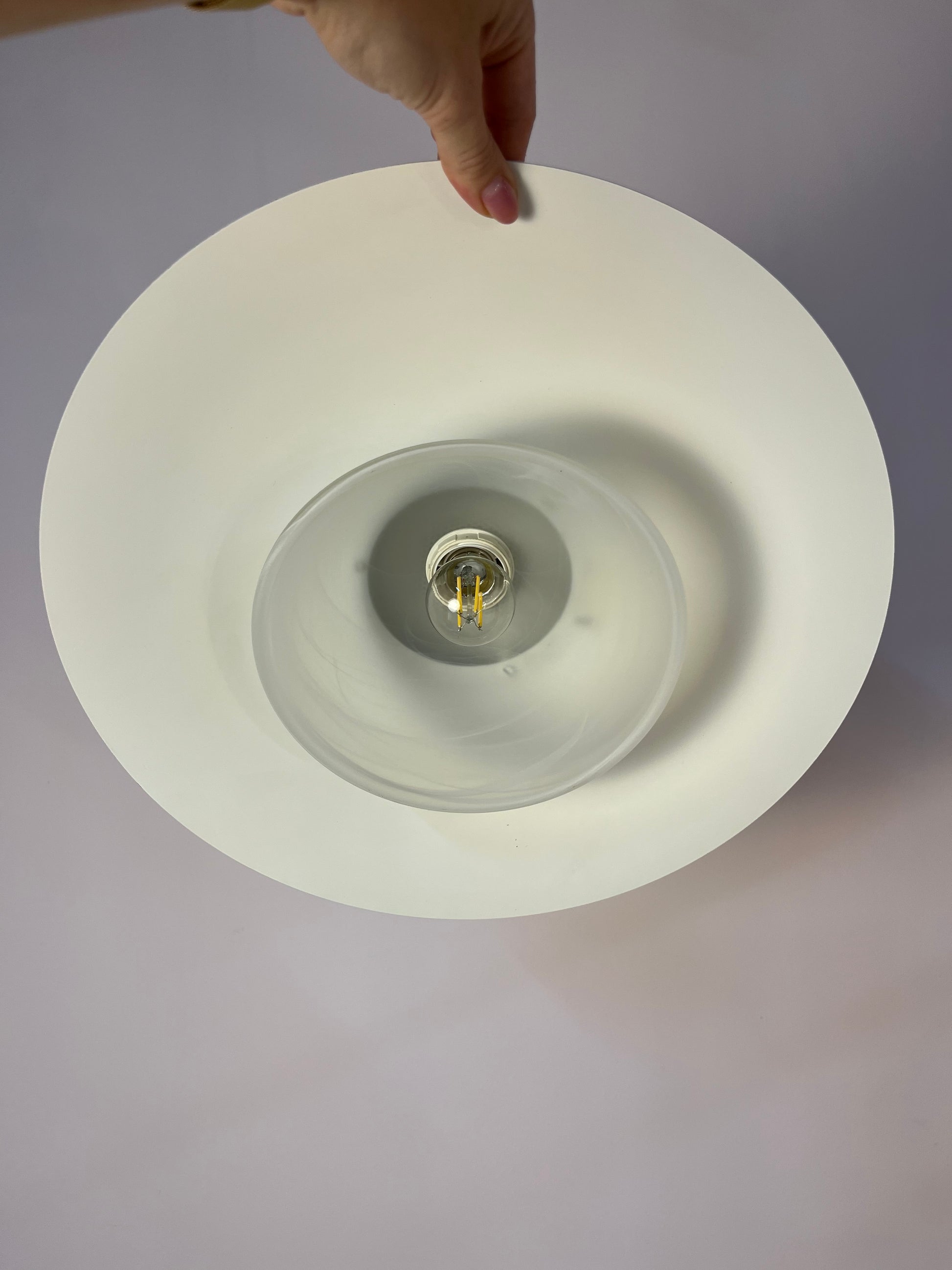 Lamellenlampe weiß mit marmorierter Glaslamelle von Jeka