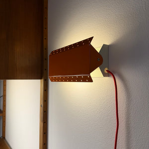 Wandlampe E.S. Horn orange mit beweglichen Visier