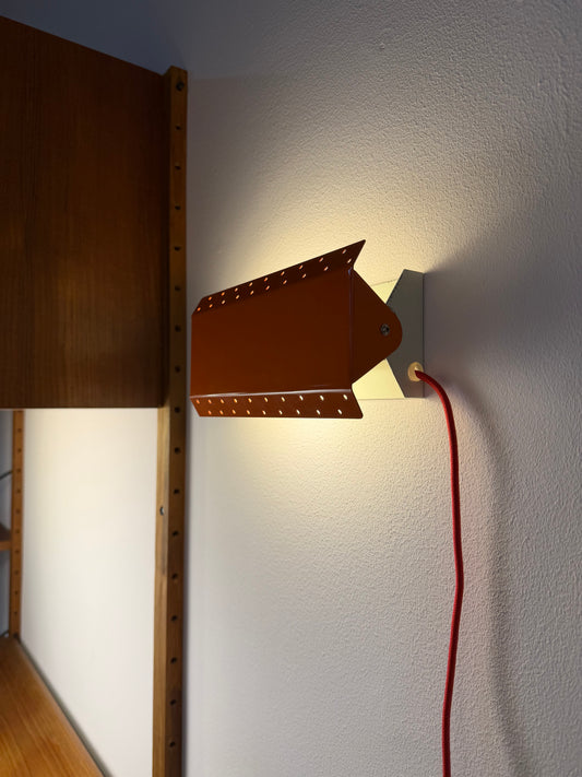 Wandlampe E.S. Horn orange mit beweglichen Visier