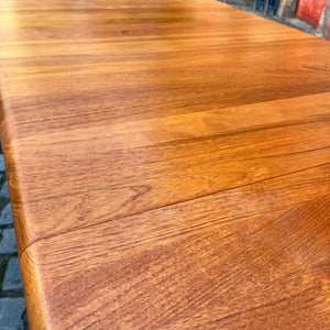 Ausziehbarer Esstisch Teak mit integriertem Fach für Platten