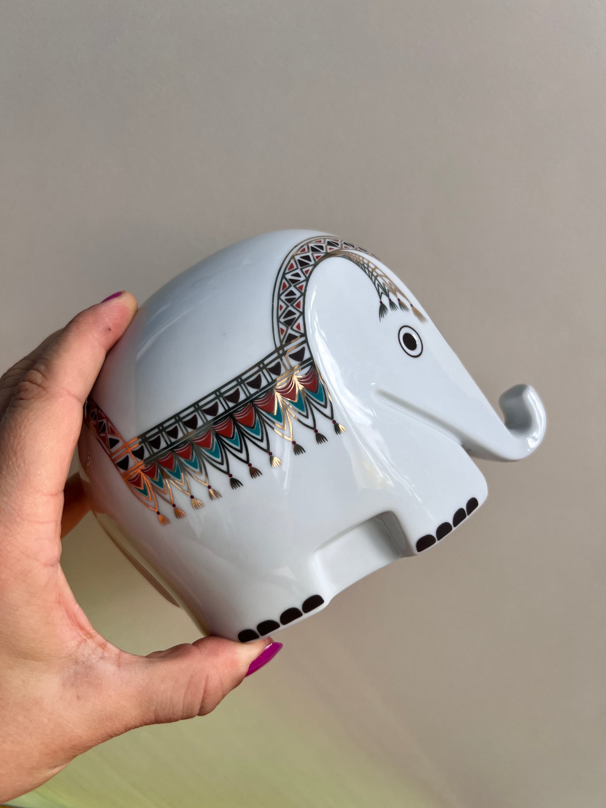 Elefant von Luigi Colani für Höchst Porzellan – Frau Wunderwald