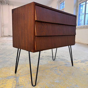 Kommode Nachtschrank Teak auf Hairpinlegs aus Dänemark