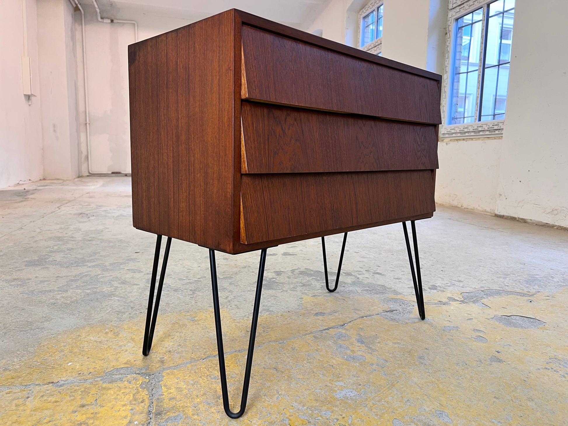 Kommode Nachtschrank Teak auf Hairpinlegs aus Dänemark