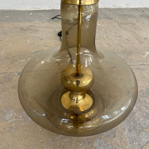 Stehlampe mit Rauchglasfuß und floralem Schirm