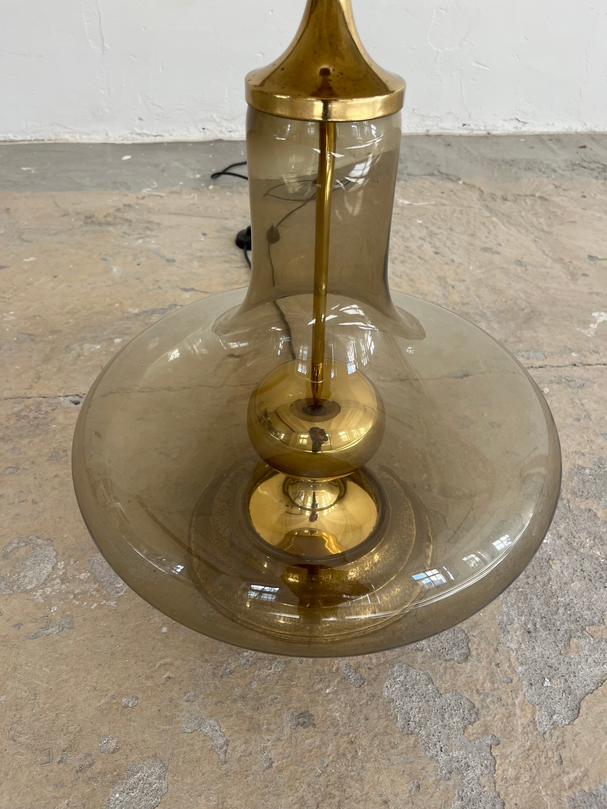 Stehlampe mit Rauchglasfuß und floralem Schirm