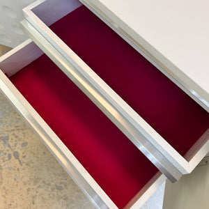 Sideboard weiß mit kreisförmigem Reliefmuster aus Belgien