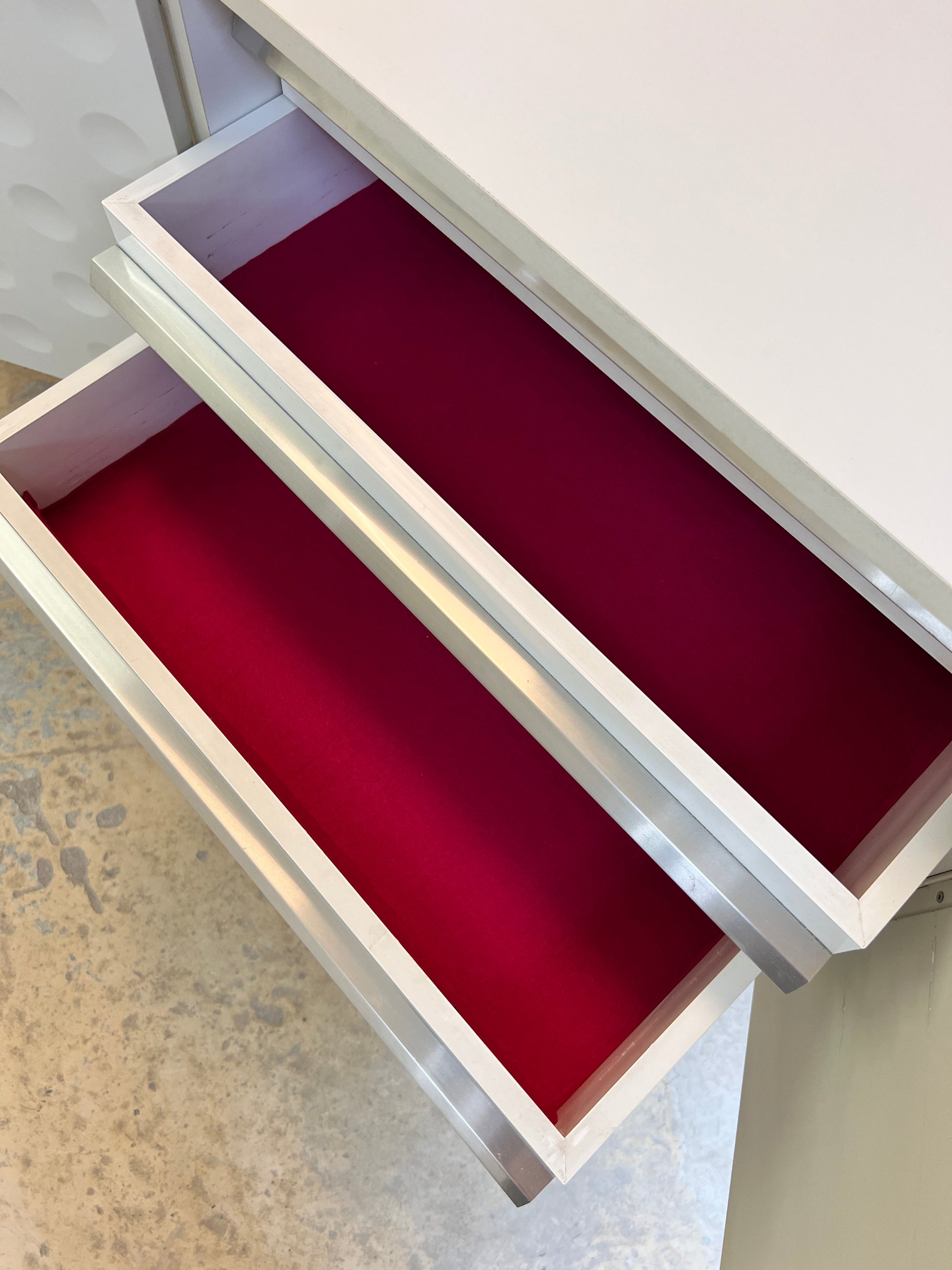 Sideboard weiß mit kreisförmigem Reliefmuster aus Belgien
