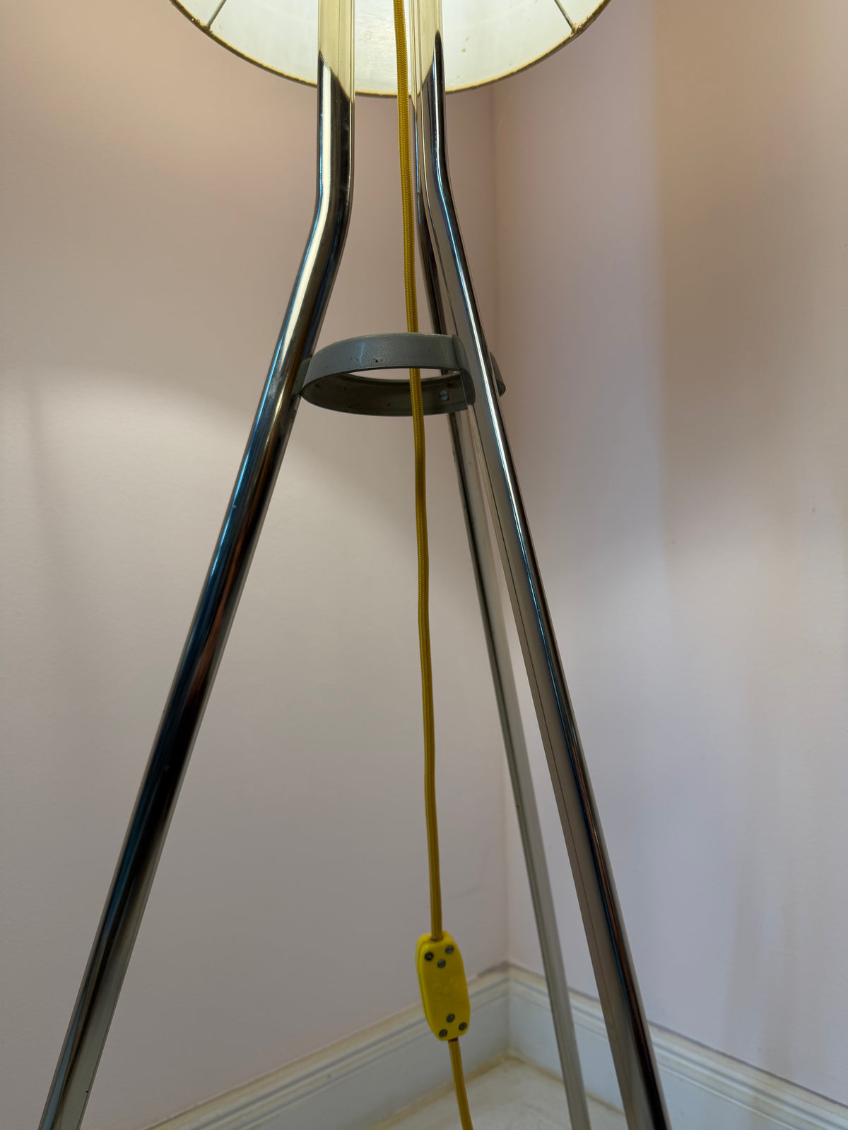 Stehlampe mit Bast-Strukturgeflecht & Chromgestell